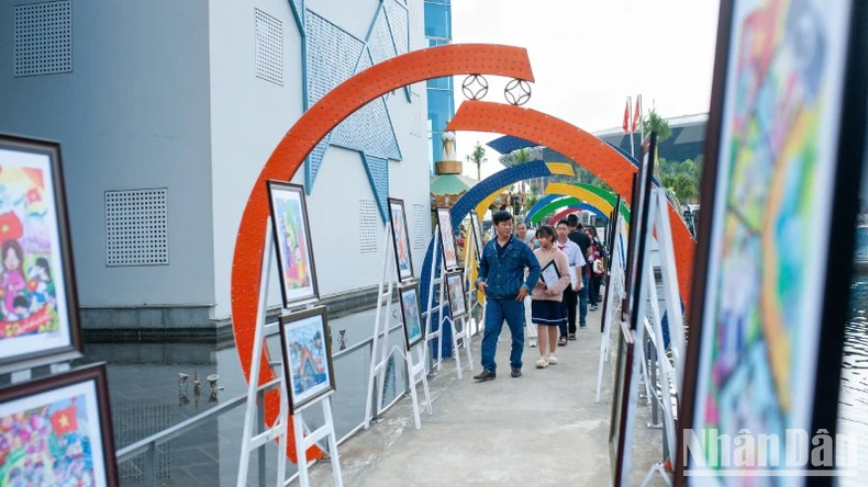 Ausstellung von 200 Werken, die die Liebe der Kinder zu Da Nang zum Ausdruck bringen, Foto 4