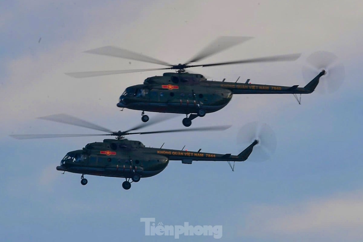 Helicopter squadron carrying the national flag flies over the Independence Palace