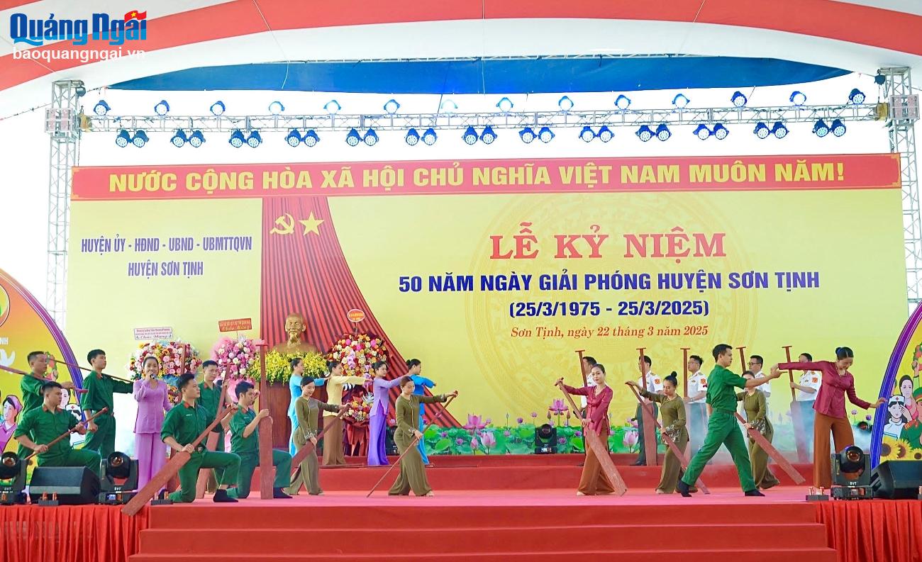 Tiết mục văn nghệ được biểu diễn tại lễ kỷ niệm.