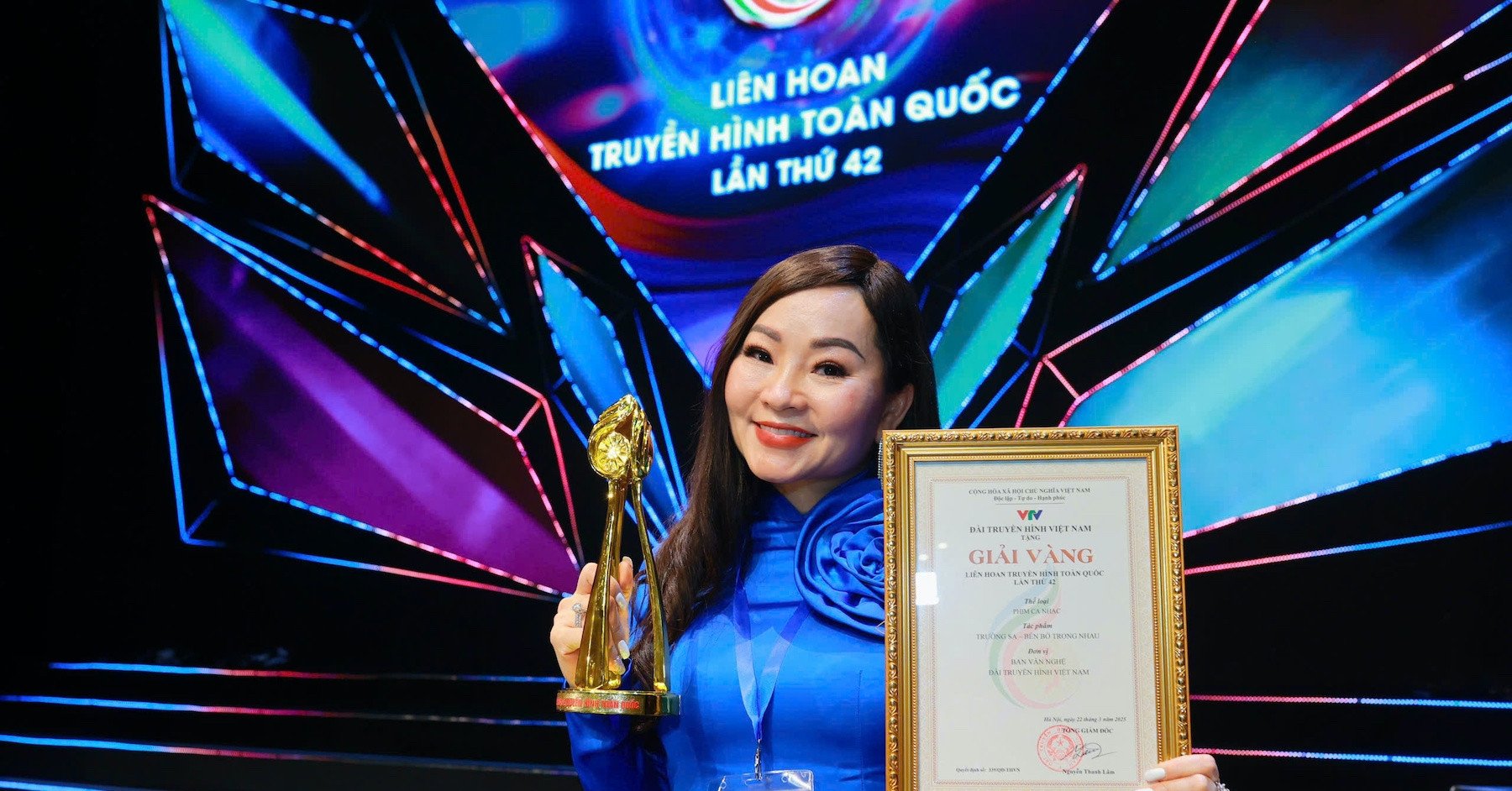 Meritorious Artist Khanh Hoa was moved when the film about Truong Sa won the Gold Award.