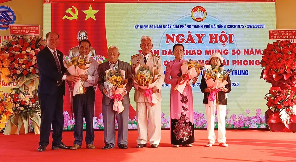 Los líderes de la ciudad asisten al Festival Nacional para celebrar el 50 aniversario del Día de la Liberación en el Área Residencial No. 19, Distrito Khue Trung.