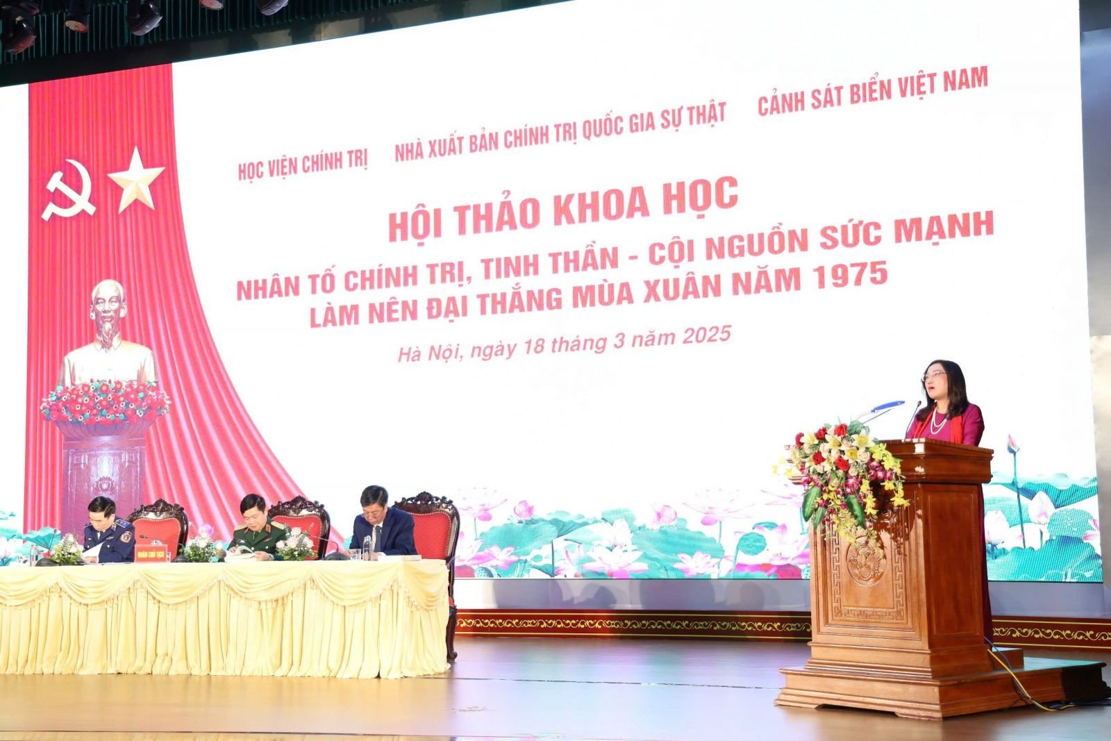 PGS.TS. Trần Thị Minh Tuyết, Học viện Báo chí và Tuyên truyền trình bày tham luận “Chủ tịch Hồ Chí Minh với công cuộc Giải phóng miền Nam, thống nhất đất nước (1954 - 1975)” 