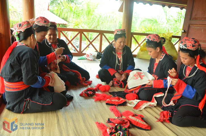 Phụ nữ Dao Thanh Y xã Bằng Cả, TP Hạ Long thêu trang phục truyền thống.