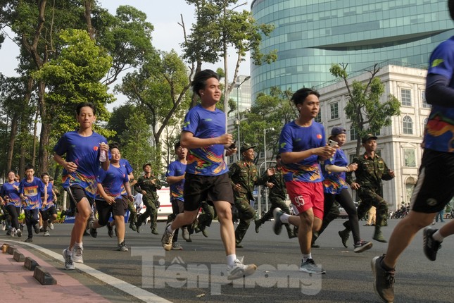 Thousands of people participate in Olympic Running Day for public health in Ho Chi Minh City photo 1