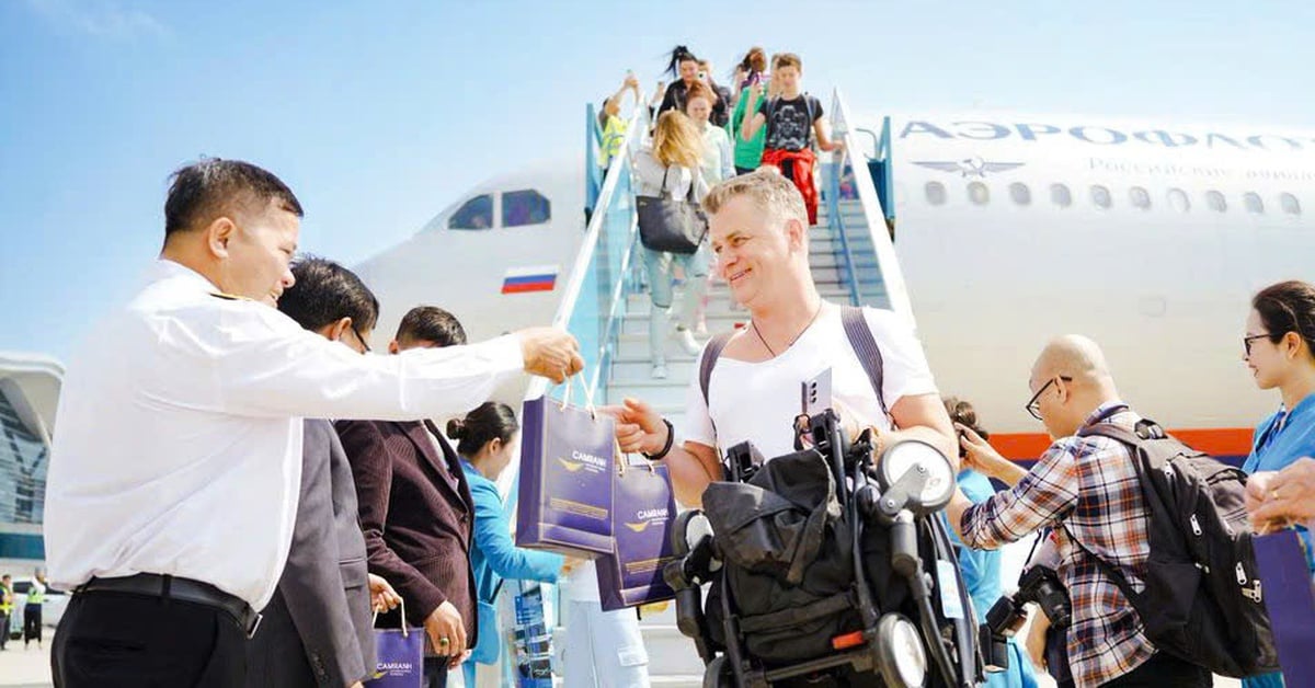 Dando la bienvenida al primer vuelo comercial desde Rusia a Khanh Hoa después de muchos años