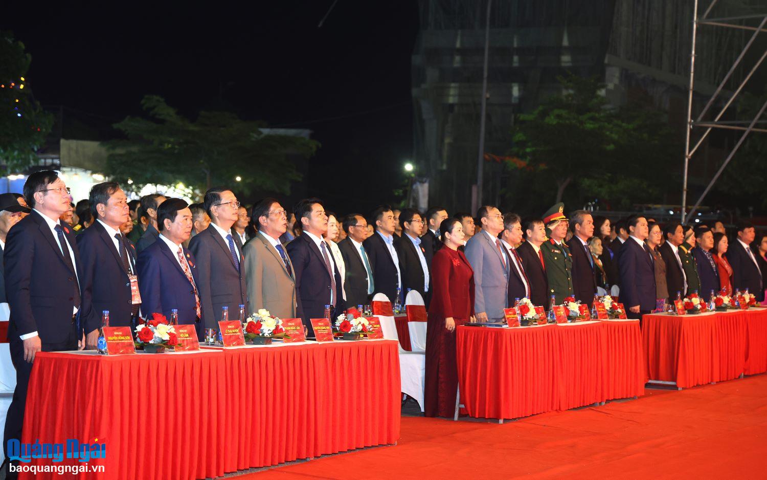 Los delegados realizan la ceremonia de izamiento de la bandera en la celebración.