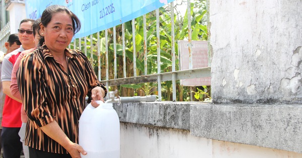 Les habitants de Hau Giang et de Soc Trang disposent d'un autre endroit où s'approvisionner en eau pour leur usage quotidien grâce au système de filtration d'eau salée.