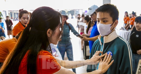 Hàng nghìn học sinh, phụ huynh tham gia tìm hiểu ứng dụng AI trong học tập