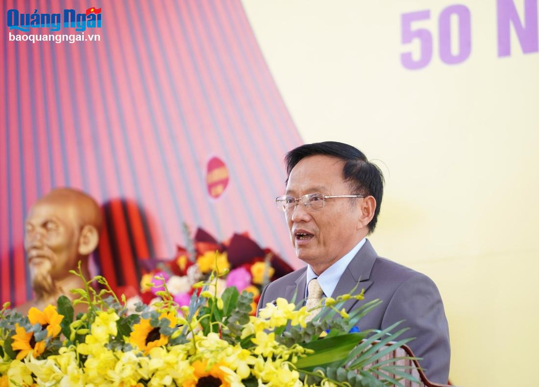 Le secrétaire adjoint du Comité du Parti du district et président du Comité populaire du district de Son Tinh, Pham Xuan Vinh, a lu un discours lors de la cérémonie.