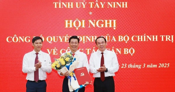 Presenting the Politburo's decision on personnel work in Tay Ninh