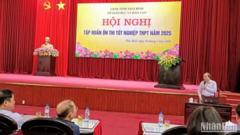 More than 400 teachers in Thai Binh province trained for high school graduation exam