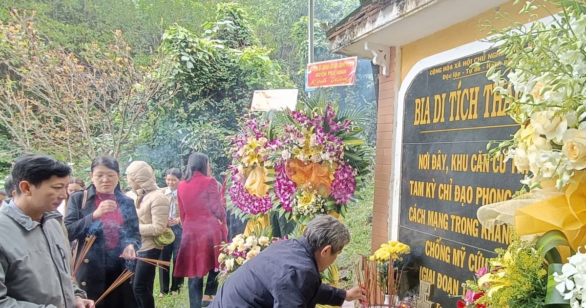 Leaders of Tam Ky and Phu Ninh pay tribute to the relic of the Revolutionary Base of the Tam Ky City Party Committee.