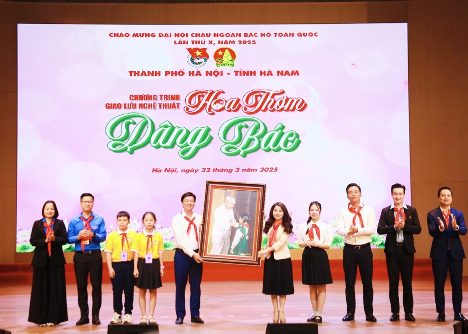 L'Union des jeunes de la ville - Conseil des jeunes pionniers de la ville de Hanoi a offert un tableau souvenir de l'oncle Ho avec des enfants à l'Union des jeunes de la ville - Conseil des jeunes pionniers de la province de Ha Nam.