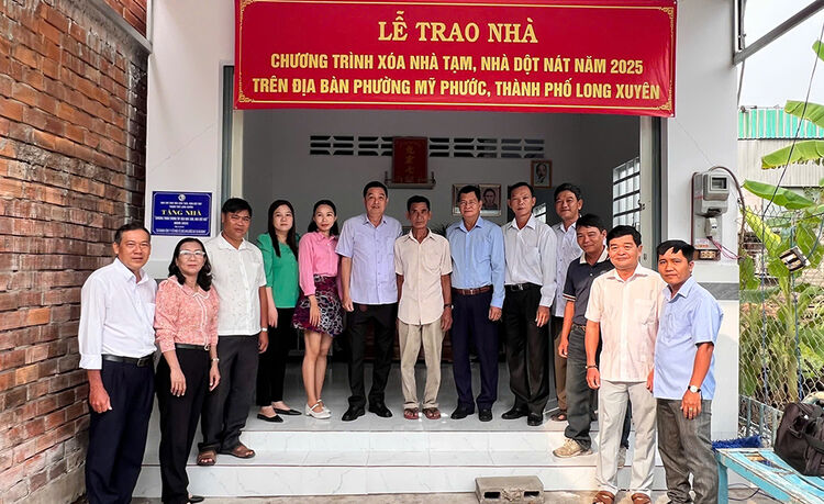 Ville. Long Xuyen a remis des maisons dans le cadre du programme « Éliminer les maisons temporaires et délabrées »