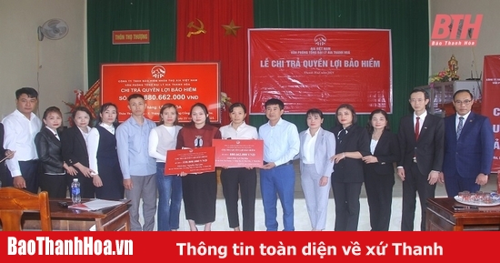 AIA Vietnam verse plus de 1,2 milliard de VND en prestations d'assurance aux clients du district de Nong Cong