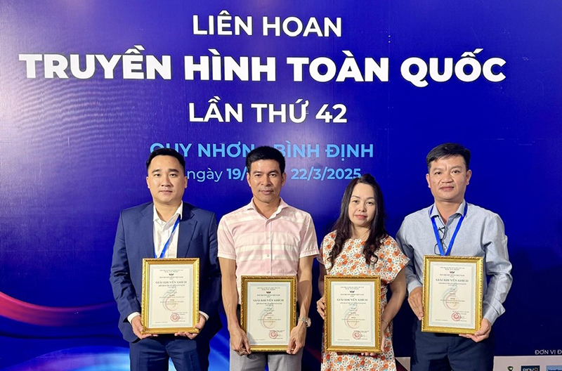 Đại diện các nhóm tác giả đoạt giải tại Liên hoan Truyền hình toàn quốc lần thứ 42.