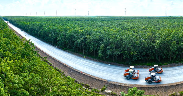 Gros plan de l'autoroute d'un billion de dongs reliant les provinces du nord-ouest de Ho Chi Minh-Ville, ouverte à la circulation à l'occasion des vacances du 30 avril