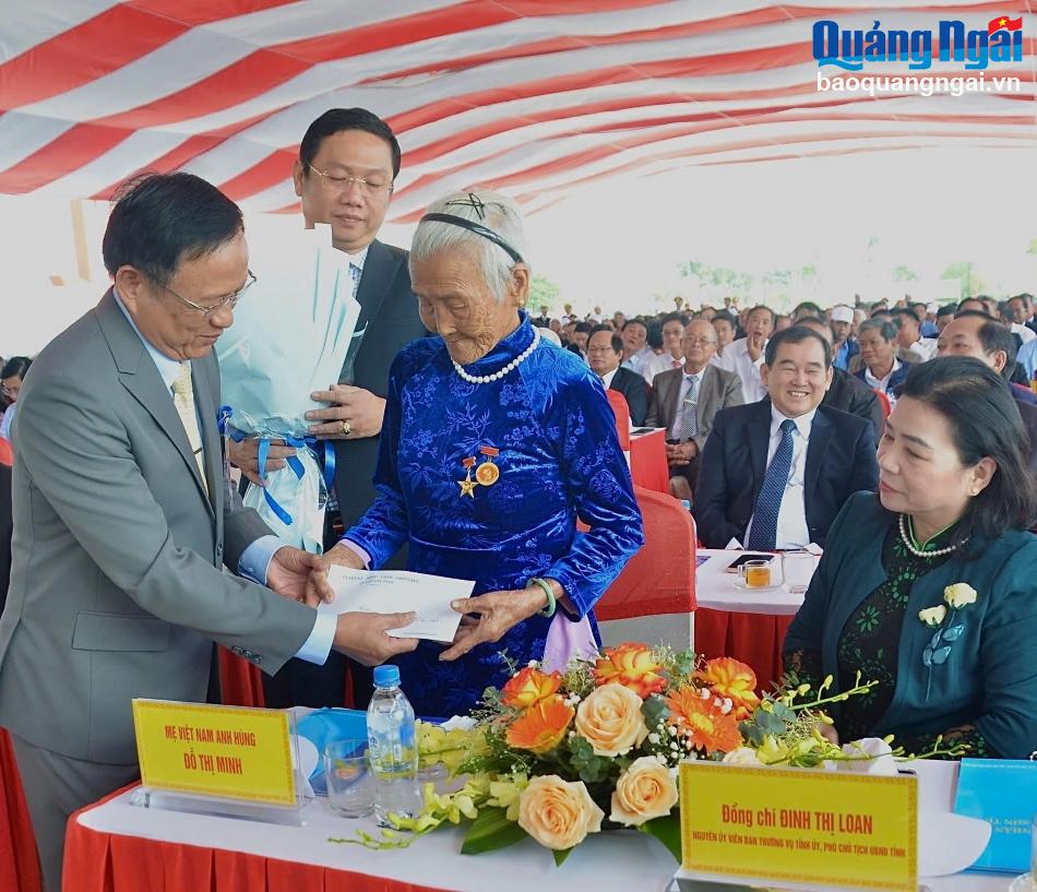 Nguyen Cong Hoang, secrétaire du Parti du district de Son Tinh ; Le secrétaire adjoint du comité du parti du district, président du comité populaire du district, Pham Xuan Vinh, a offert des cadeaux à la mère héroïque vietnamienne Do Thi Minh.