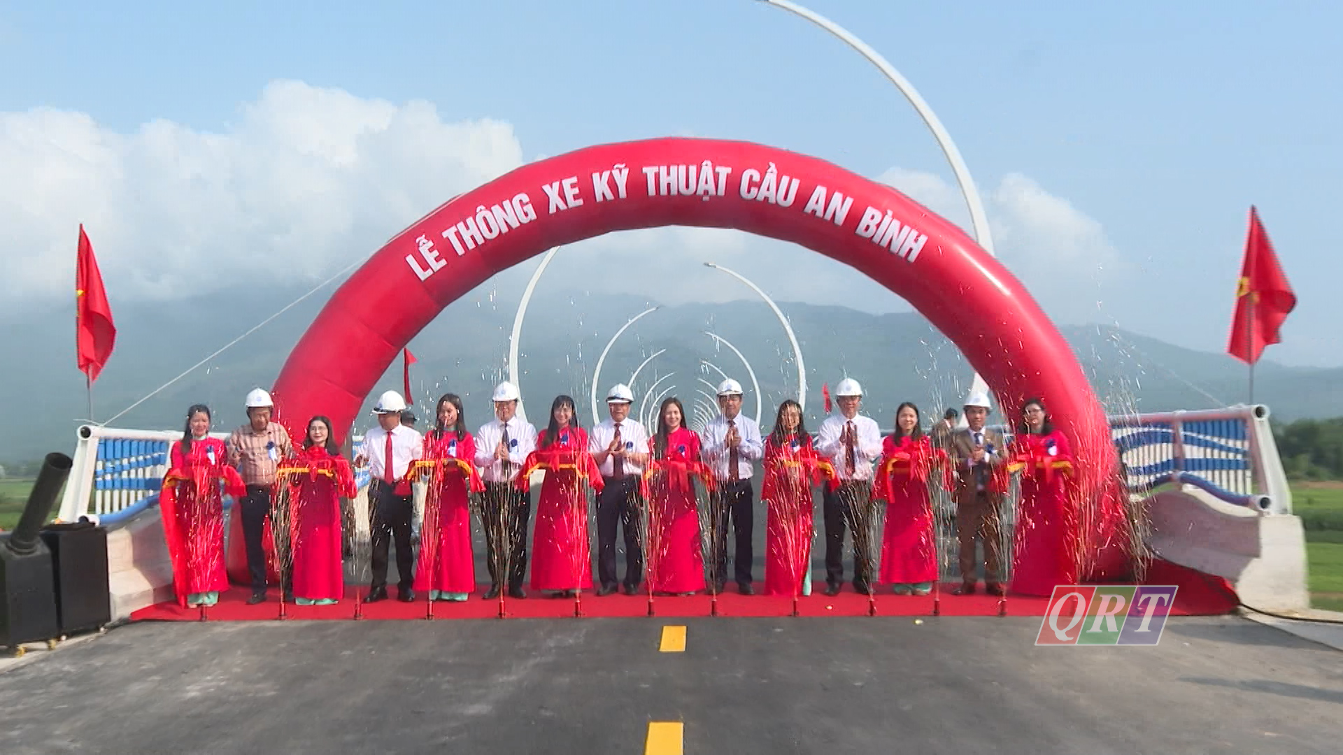 Inauguración técnica del puente Song Thu que conecta los distritos de Duy Xuyen y Dai Loc - Estación de radio