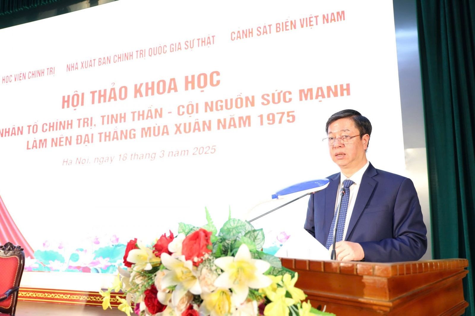 PGS.TS. Vũ Trọng Lâm, Giám đốc - Tổng Biên tập Nhà xuất bản Chính trị quốc gia Sự thật phát biểu đề dẫn Hội thảo.