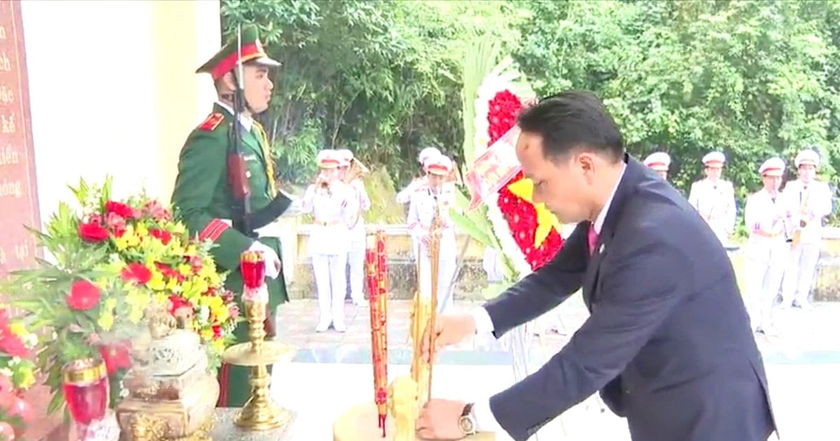 Die führenden Politiker der Stadt Da Nang bieten Weihrauch an der historischen Stätte der Sonderzone Quang Da an.