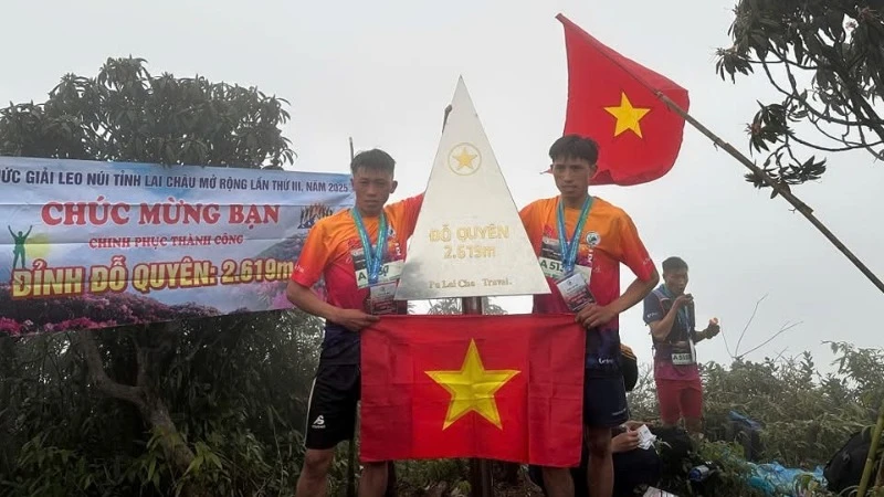 Lai Chau organiza la competición de montañismo "Conquistando el pico Do Quyen".