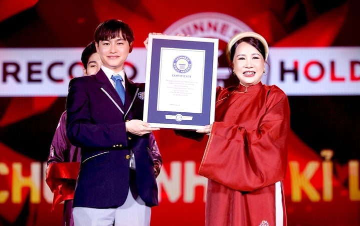 BTC representative received the Guinness World Record certificate.