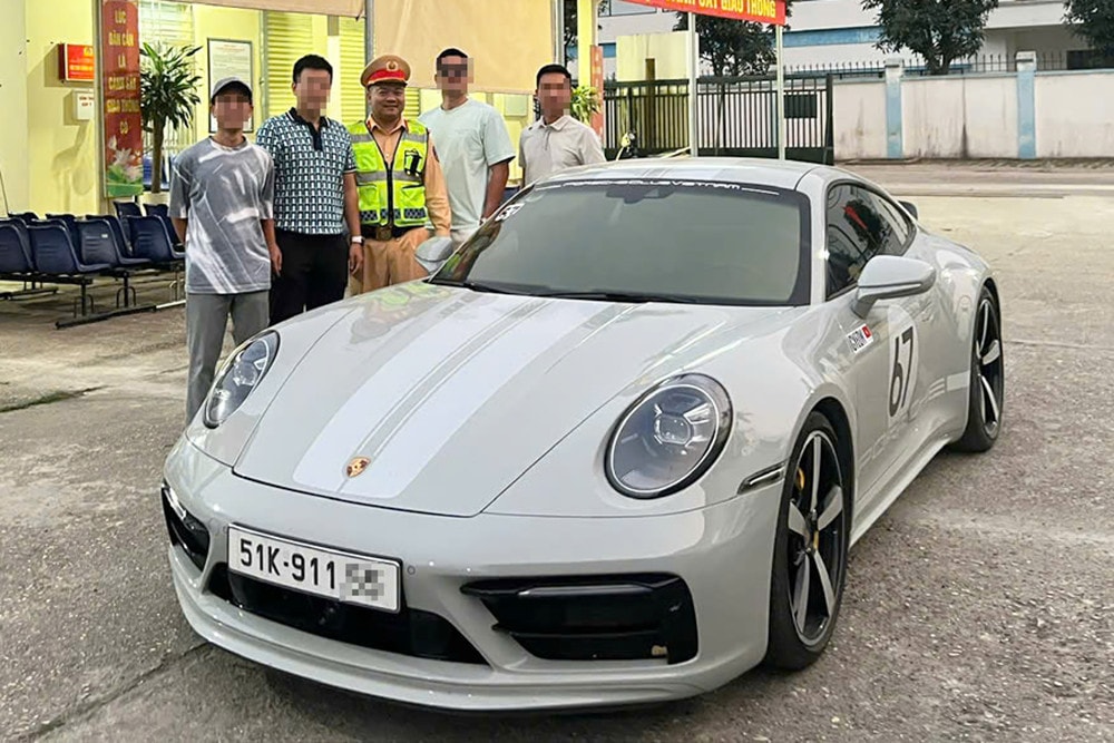 Los conductores de Porsche reciben una multa de 20 millones de VND por adelantar ilegalmente en la autopista.