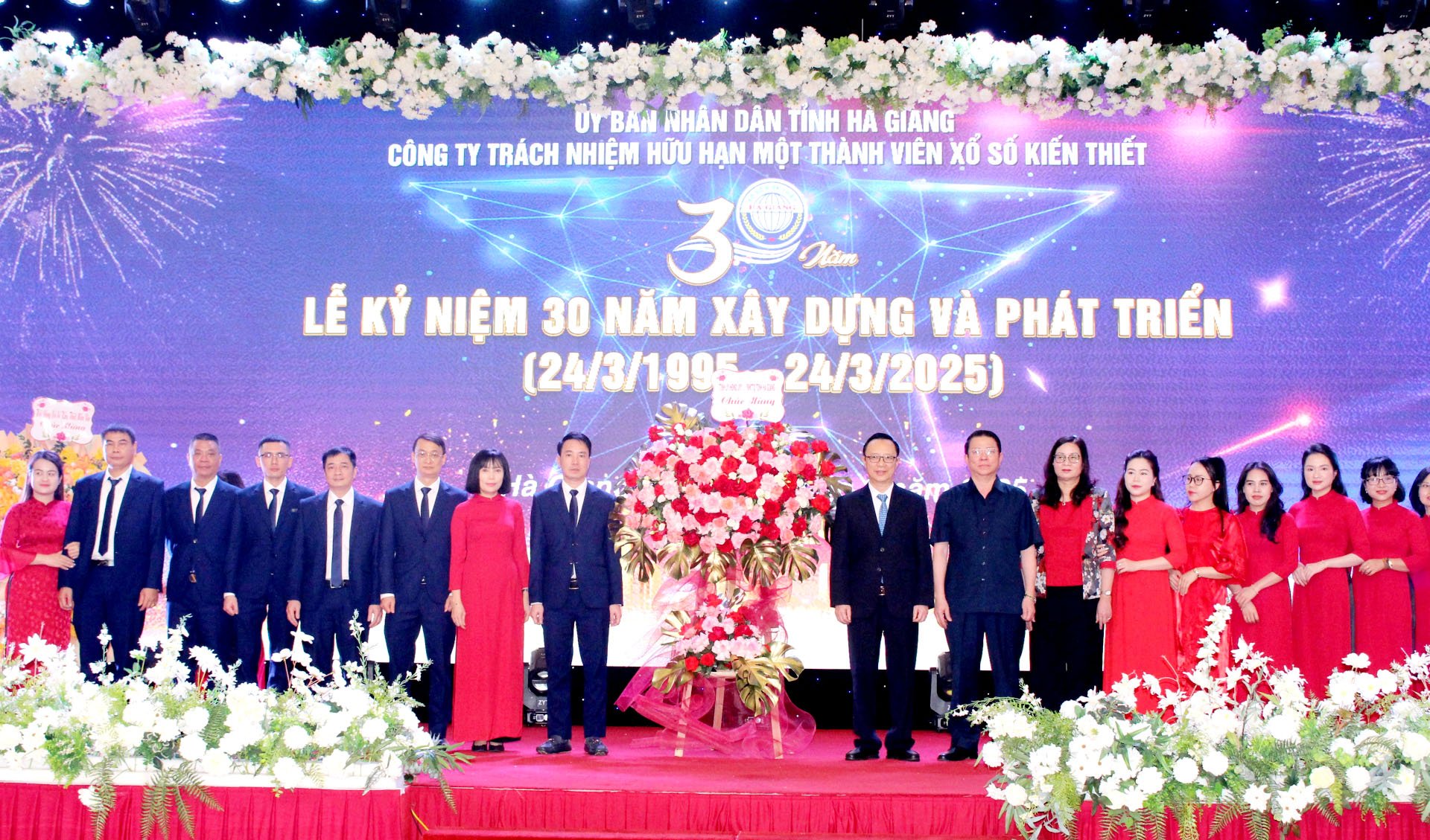 Celebrando 30 años de fundación de la Compañía de Lotería de Ha Giang