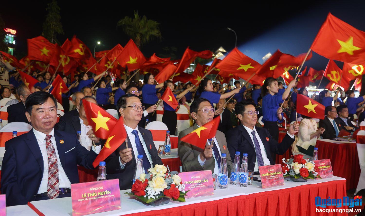 Chương trình nghệ thuật “Vang mãi bài ca chiến thắng” là bản hùng ca thể hiện ý chí, khát vọng của quân và dân Mộ Đức hôm qua, hôm nay và cả mai sau.