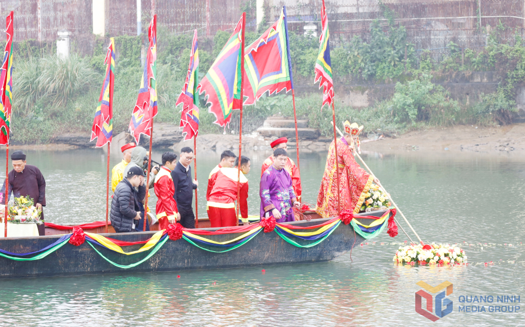 Nước được lấy ở giữa dòng Ka Long.
