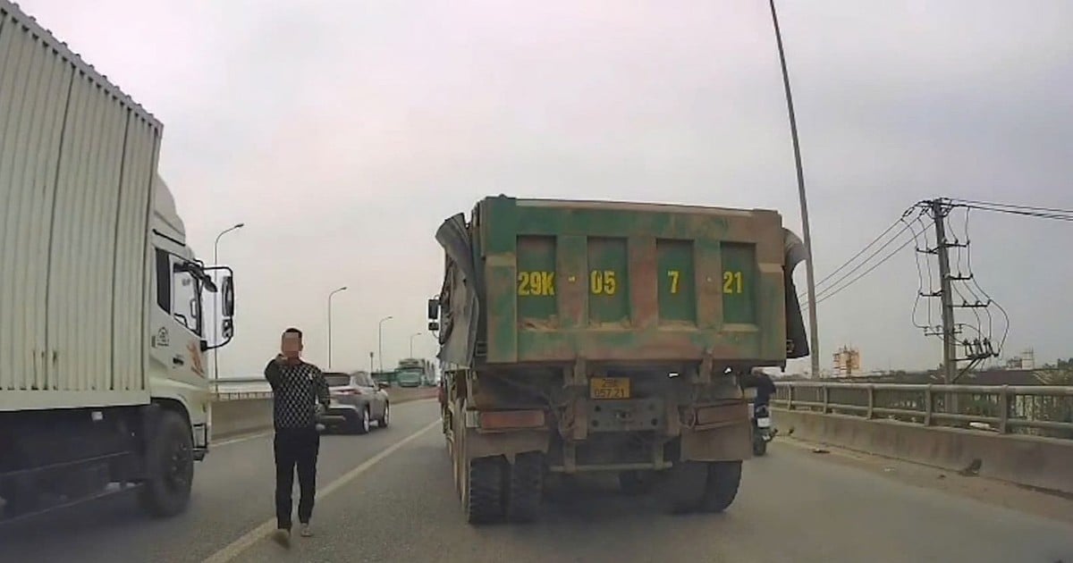 Searching for the car driver who was 'squeezed' by a truck on an overpass in Hanoi