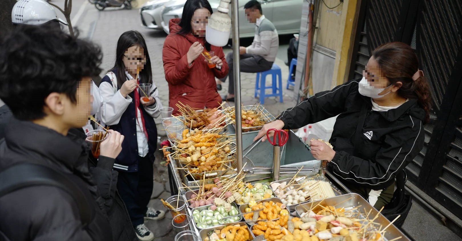 Los 'brochetas sucias' proliferan en Hanoi, los clientes acuden en masa desde los vendedores ambulantes hasta los restaurantes buffet.