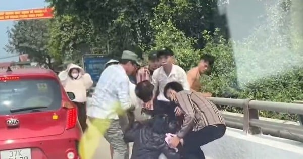 Conmovedor video de una madre sosteniendo a dos niños pequeños a punto de saltar de un puente para suicidarse.