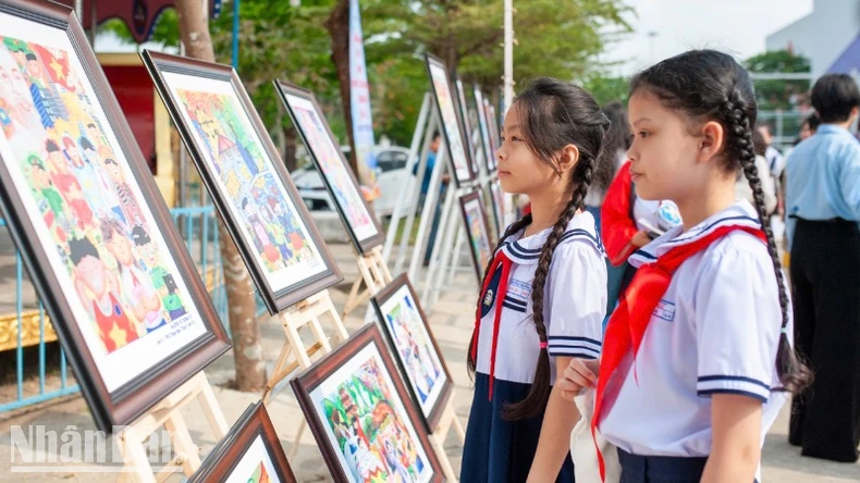 Ausstellung von 200 Werken, die die Liebe der Kinder zu Da Nang zum Ausdruck bringen, Foto 5