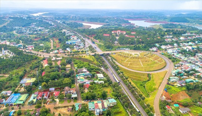 ¿En cuántas ciudades y distritos se divide la provincia de Dak Nong?