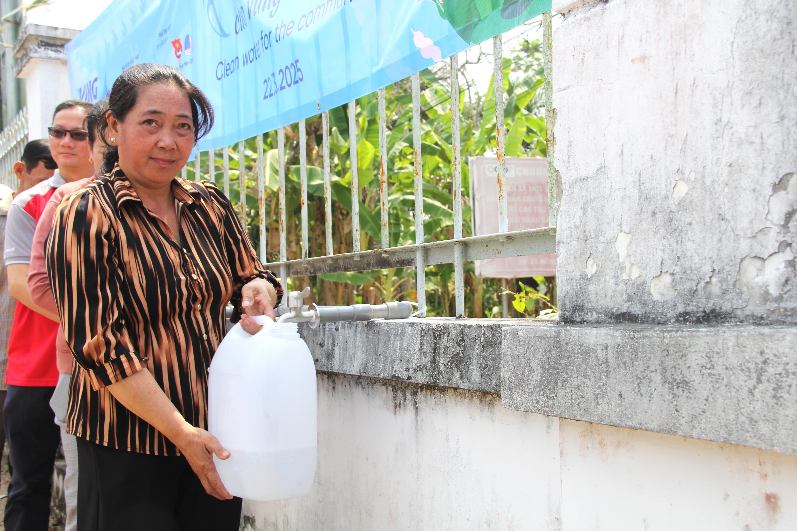 Tặng hệ thống máy lọc nước mặn cho người dân Hậu Giang và Sóc Trăng - Ảnh 1.