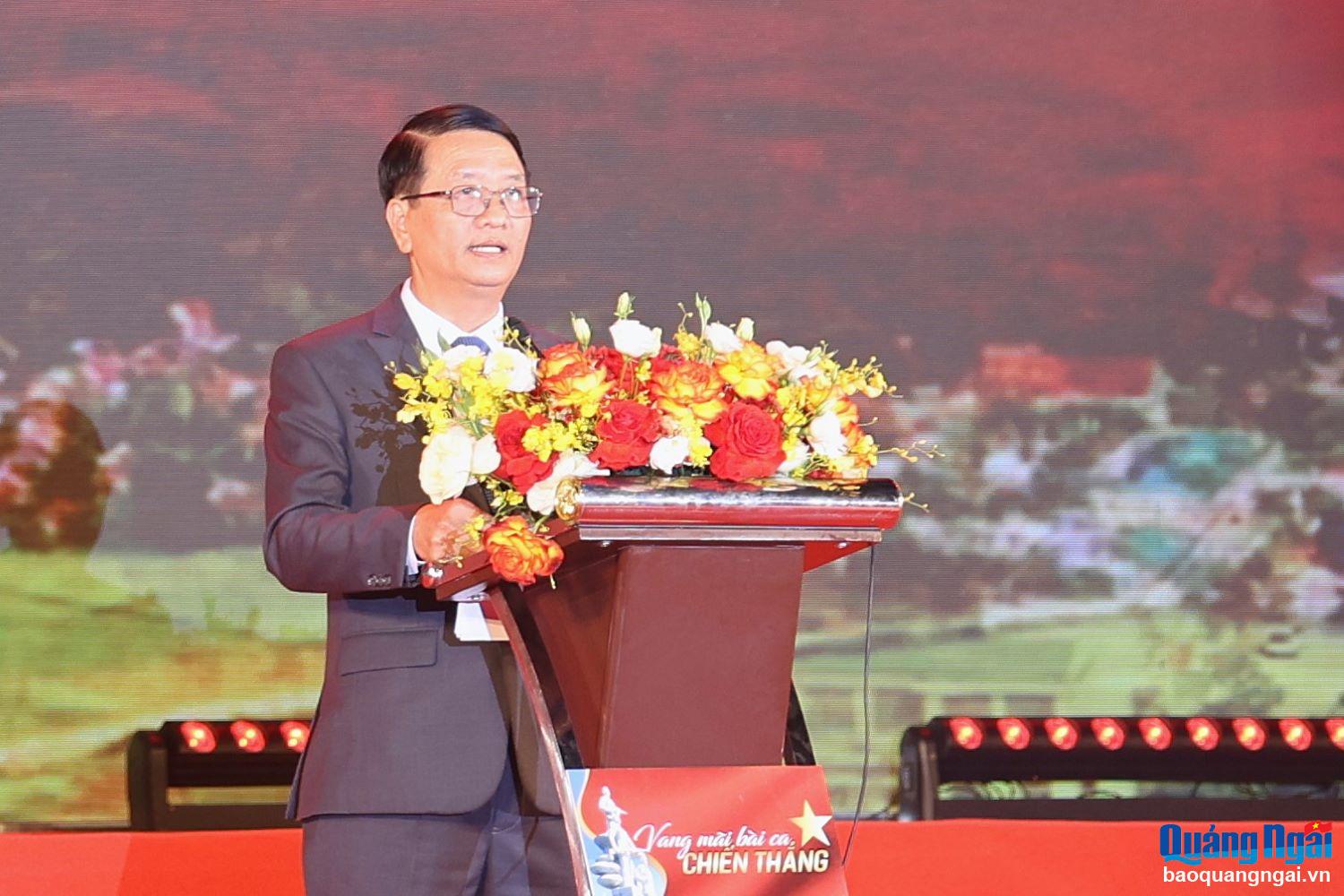 El presidente del Comité Popular del Distrito de Mo Duc, Pham Ngoc Lan, leyó un discurso en la ceremonia.