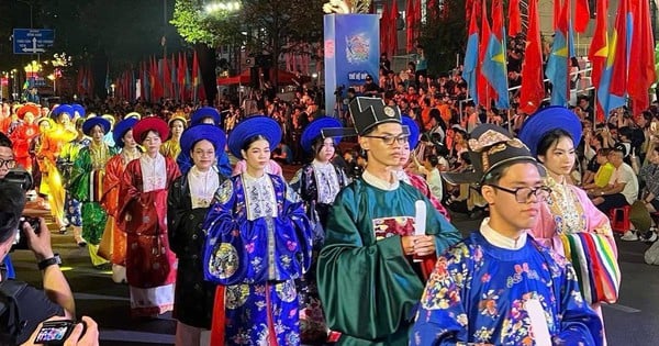 Tausende junge Menschen führen beim Festival „Grünes Haar und Ao Dai“ vietnamesische Kostüme auf