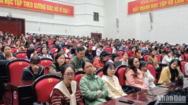 Plus de 400 enseignants de la province de Thai Binh formés pour réviser en vue de l'examen de fin d'études secondaires photo 3