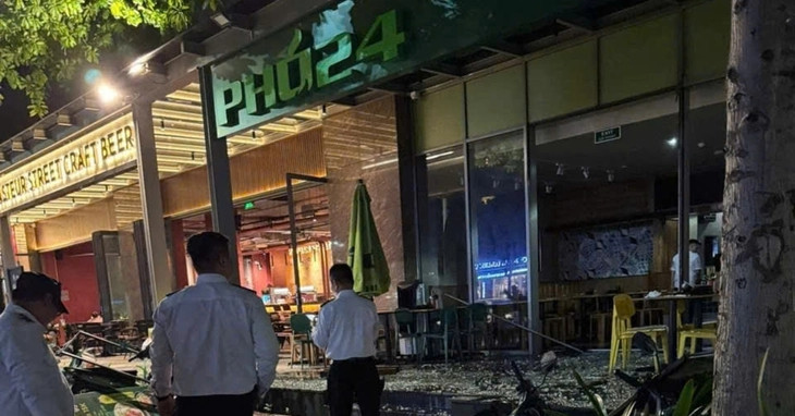 Pho restaurant exploded in Ho Chi Minh City, glass doors shattered and scattered everywhere.