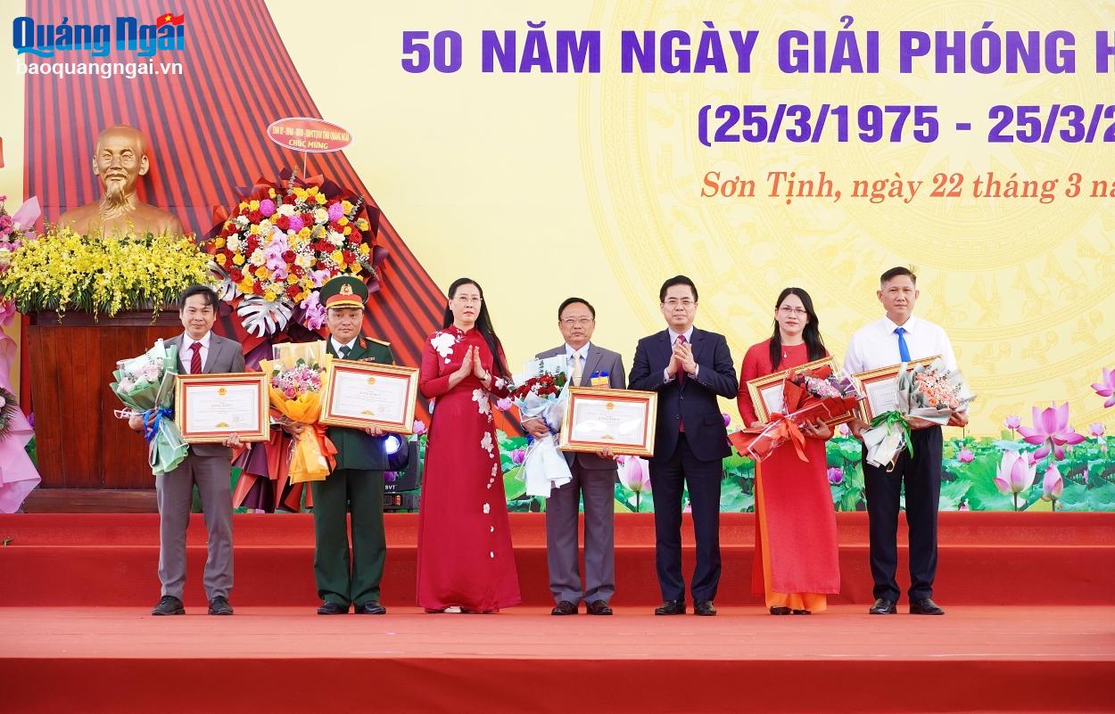 Celebrando los 50 años del Día de la Liberación del distrito de Son Tinh