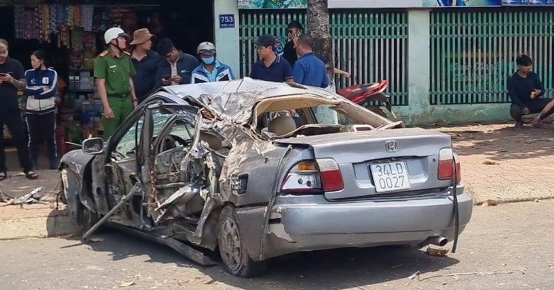 車が歩道に衝突、交通標識を破壊、3人入院