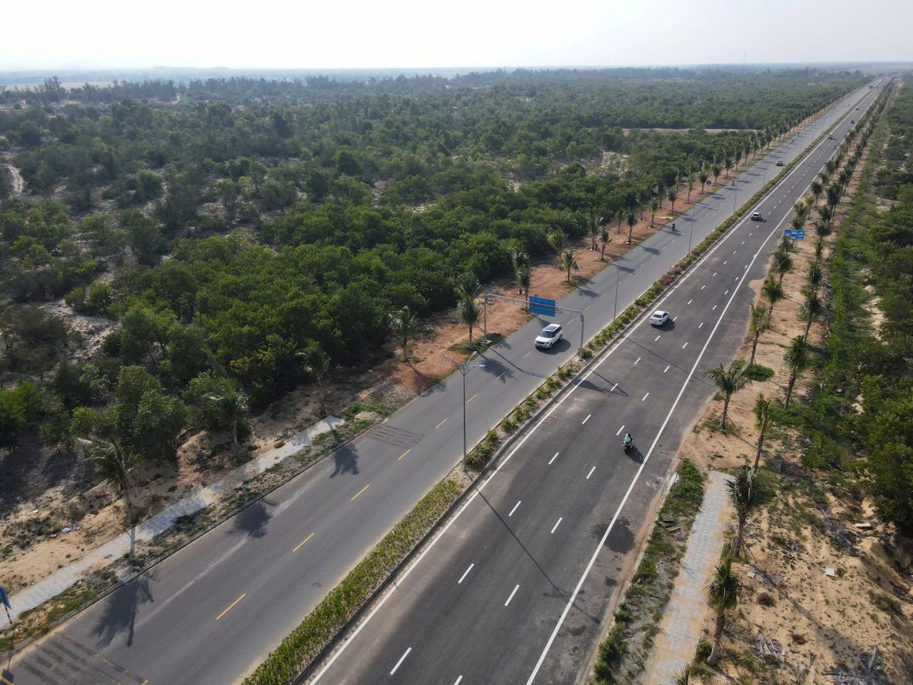 Der industrielle Entwicklungsraum im Osten von Quang Nam bietet noch viel Potenzial. Auf dem Foto: Vo Chi Cong Straße durch den Bezirk Thang Binh. Foto: HO QUAN