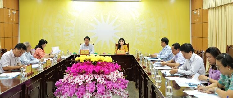 Provincial People's Committee meets to agree on plan to organize activities to celebrate major holidays