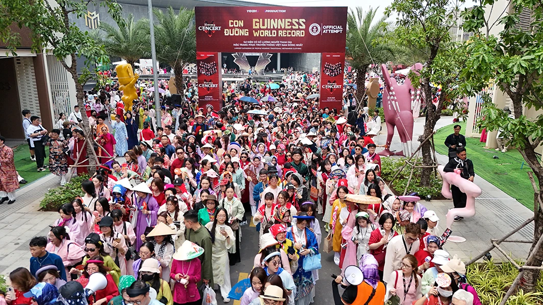 Das Konzert „Anh trai vu ngan cong gai“ stellt einen Guinness-Rekord für die größte Anzahl an Menschen in traditioneller vietnamesischer Tracht auf