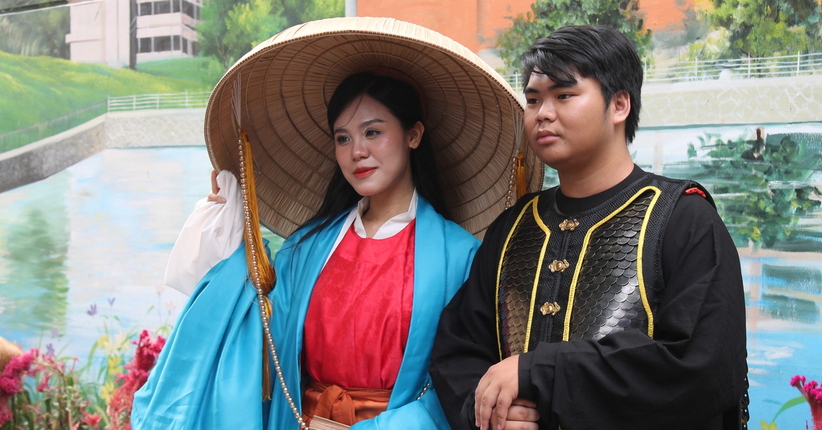 Portant des costumes anciens, déchirant le bandeau dans la version archéologique au Festival des cheveux et chemises verts