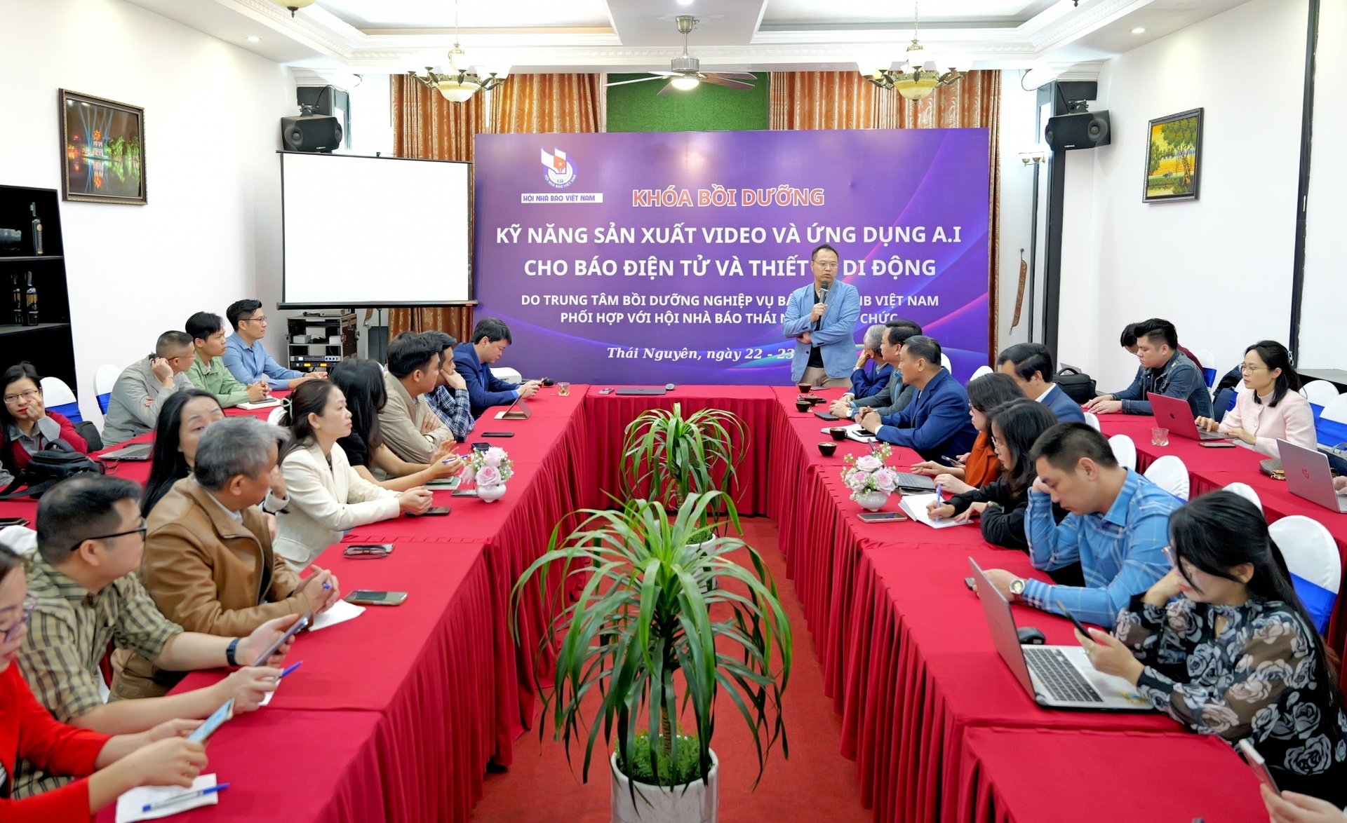 hon 50 hoi vien duoc boi duong ky nang san xuat video va ung dung ai cho bao dien tu tren thiet bi di dong hinh 2