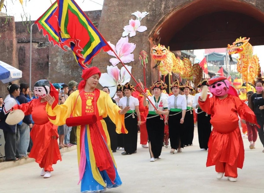 Nghi thức rước kiệu dâng lễ trong khai hội Thành Bản Phủ (Ảnh: CTV)