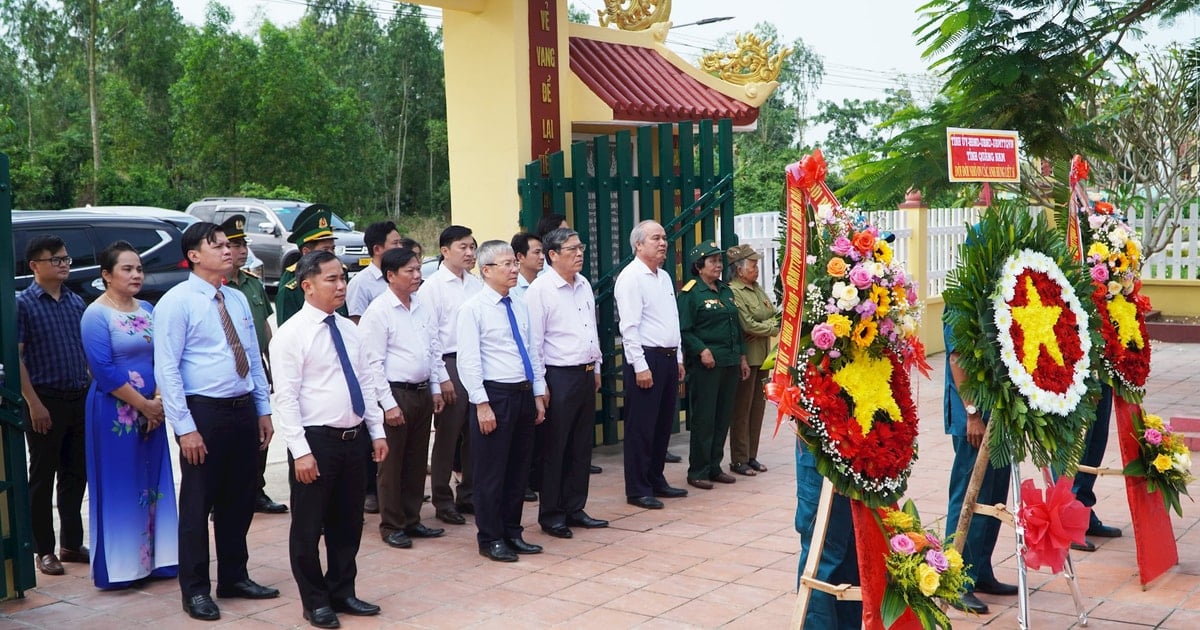 Phó Bí thư Thường trực Tỉnh ủy Nguyễn Đức Dũng dâng hương tưởng niệm liệt sĩ Tiểu đoàn 76 Hải Đà